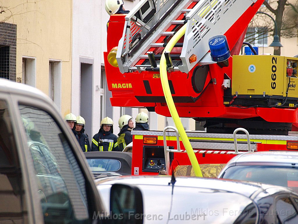 Einsatz Feuerwehr SEK Polizei Koeln Nippes Merheimerstr P096.JPG